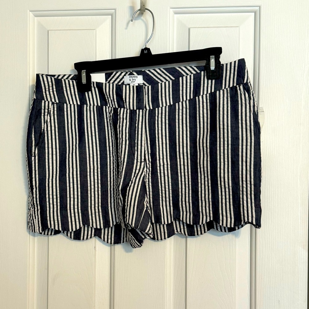 Crown & Ivy scalloped short.